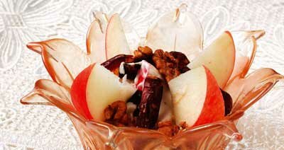 Салат с орехами и финиками